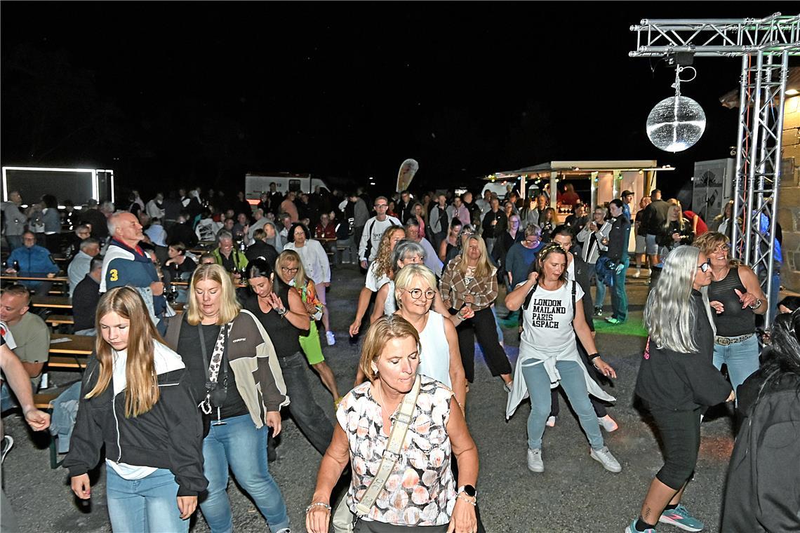 Aus den Lautsprecherboxen dröhnt der Song „Cotton Eye Joe“, ein berühmter Dance-...