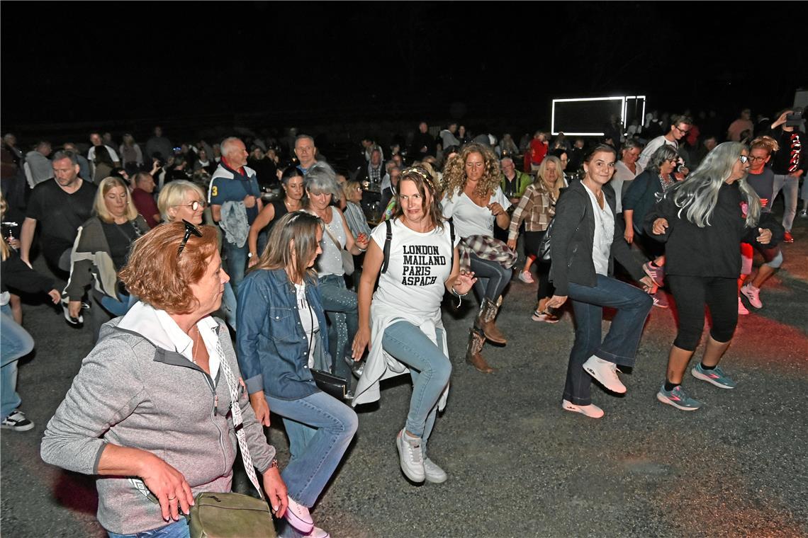 Aus den Lautsprecherboxen dröhnt der Song „Cotton Eye Joe“, ein berühmter Dance-...