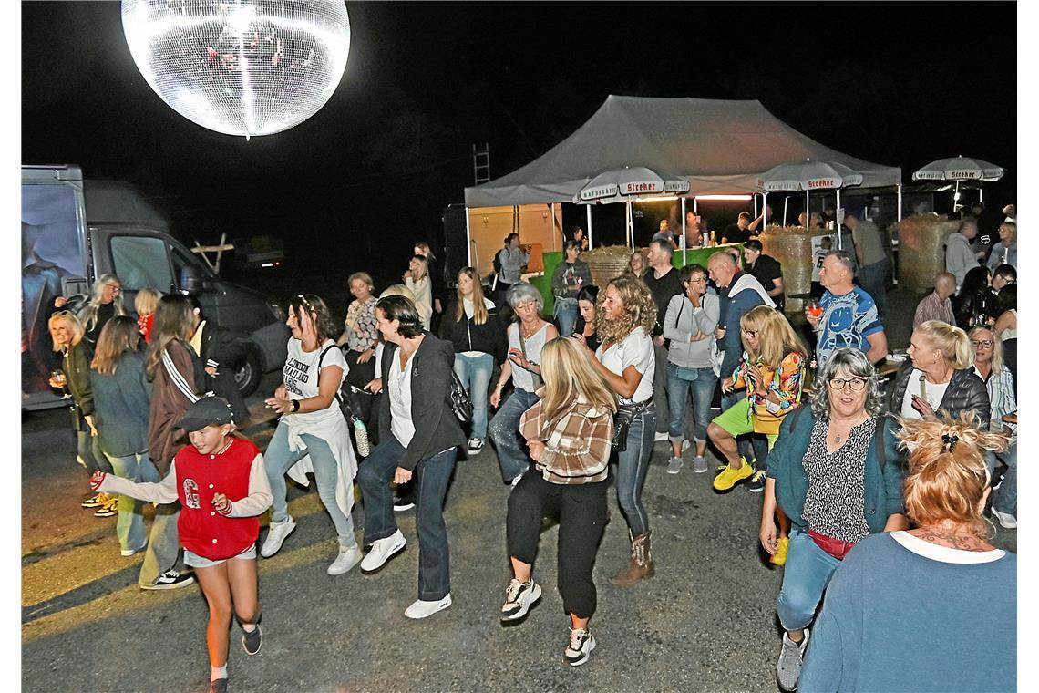 Aus den Lautsprecherboxen dröhnt der Song „Cotton Eye Joe“, ein berühmter Dance-...
