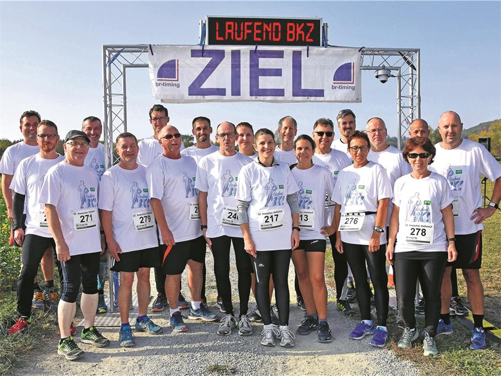 Zwei auf Kurs, eine vom Knie ausgebremst Aus den roten Flitzern wird dieses Jahr eine weiße Wand, die Laufend-BKZ-Sportler wurden mit neuen T-Shirts mit neuem Logo und in anderer Farbe ausgestattet. Beim Aspacher Volkslauf war die Gruppe im 5-Kilometer-Rennen schon mit beachtlichen 20 Teilnehmern vertreten. Fotos: T. Sellmaier