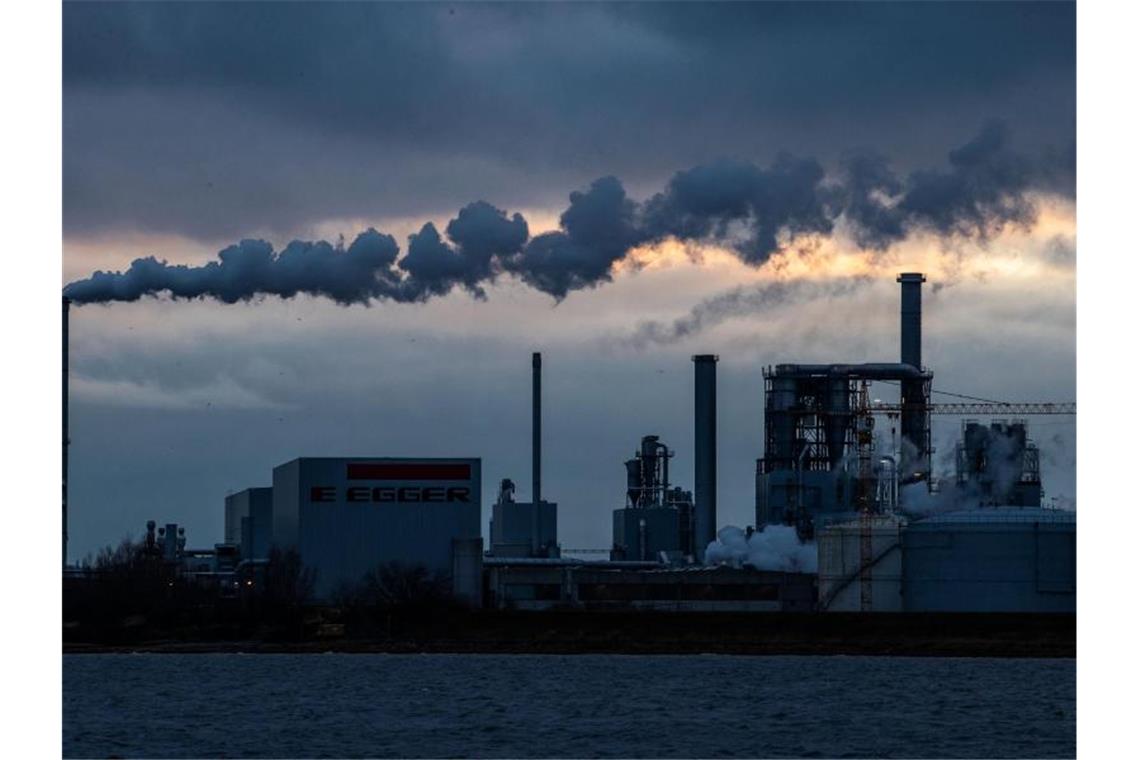 Corona-Effekt: Deutschland schafft doch noch Klimaziel 2020 Aus den Schornsteinen der Holzwerke am Wismarer Hafen steigt Rauch auf. Foto: Jens Büttner/dpa-Zentralbild/dpa