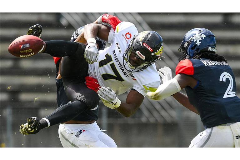 Aus der Balance: Surge-Receiver Daniel Pedro wird von der Verteidigung der Paris Musketeers gestoppt.