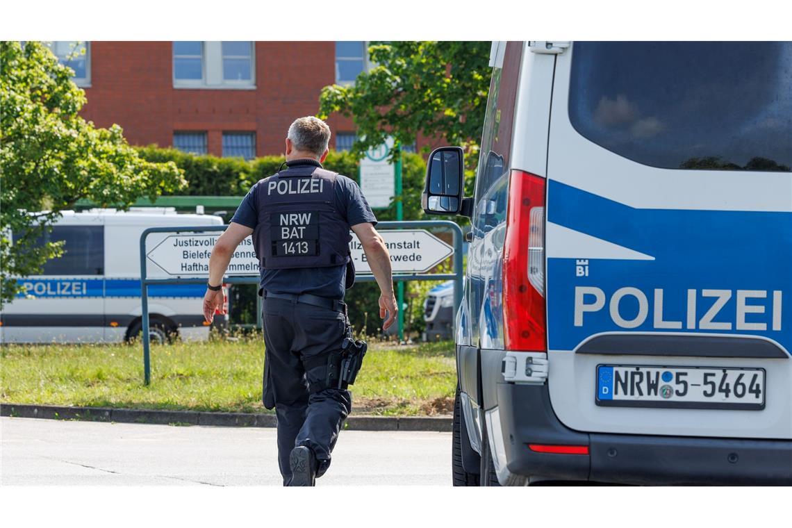 Polizei jagt zwei Straftäter nach Doppelflucht in NRW Aus der Justizvollzugsanstalt in Bielefeld-Senne ist ein Straftäter verschwunden.