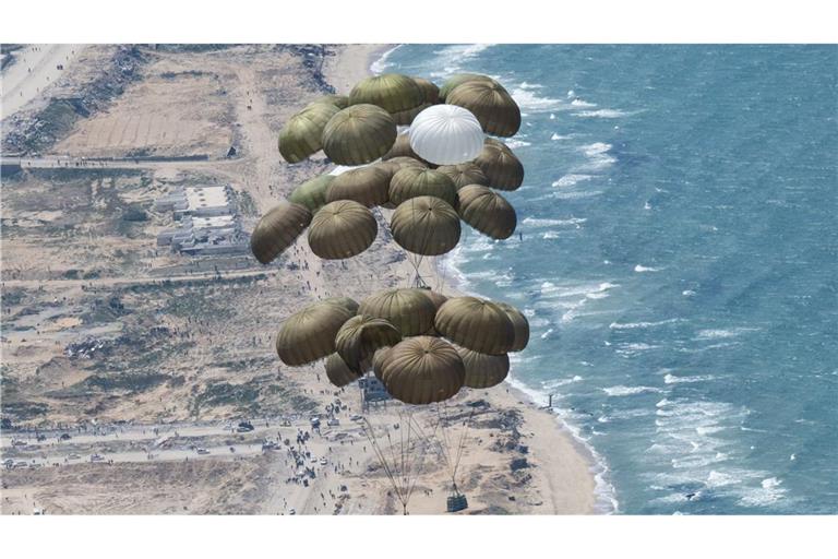 Aus der Luft sollen Lebensmittel und medizinische Ausrüstung den Gazastreifen erreichen. (Archivbild)