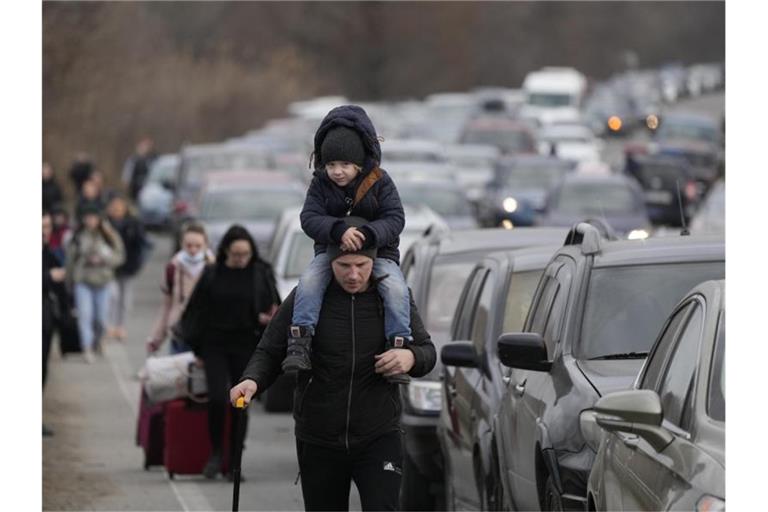 Aus der Ukraine geflüchtete Menschen am Grenzübergang Mayaky-Udobne. Wegen des russischen Angriffs auf ihre Heimat sind Hunderttausende auf der Flucht. Foto: Sergei Grits/AP/dpa