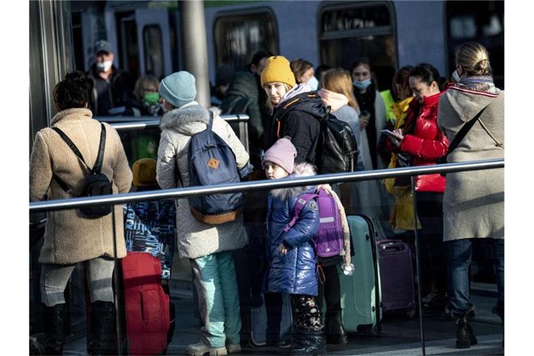Aus der Ukraine vertriebene Menschen kommen am Berliner Hauptbahnhof an. Foto: Fabian Sommer/dpa