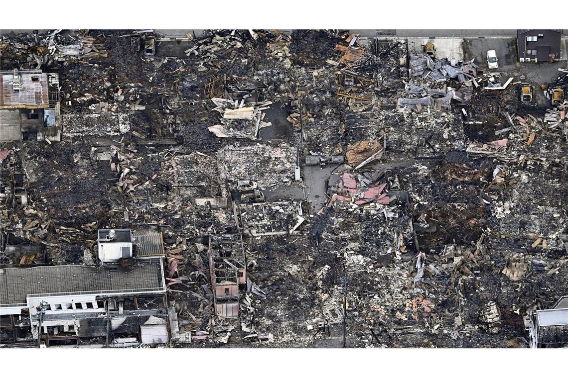 Aus der Vogelperspektive: Ein ausgebrannter Markt in Wajima in der japanischen Präfektur Ishikawa nach einem großen Feuer, das durch das schwere Erdbeben am Neujahrstag verursacht wurde.