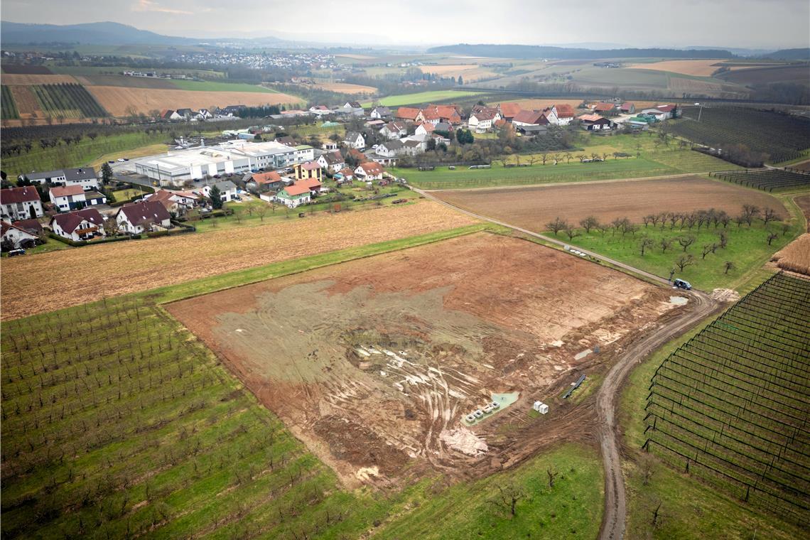 Aus der Vogelperspektive wird die Dimension der Geländefläche ersichtlich, innerhalb der der Pufferspeicherteich entstehen soll (braune Fläche in der Bildmitte). Im Hintergrund liegt Kirschenhardthof und ganz rechts der Hof der Familie Bollinger. Fotos: Alexander Becher