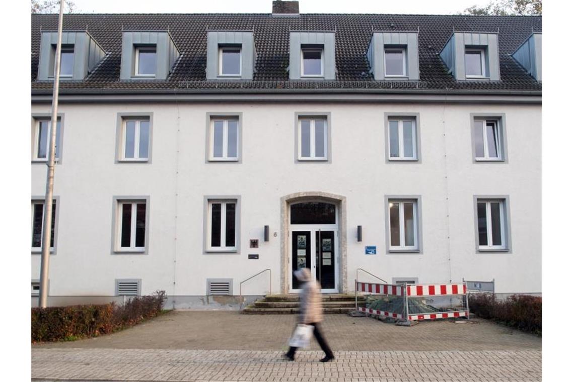 Nach Millionen-Diebstahl: „Aktenzeichen XY“ sucht Zeugen Aus diesem Zollamt in Emmerich am Rhein sind 6,5 Millionen geklaut worden. Foto: Federico Gambarini/dpa