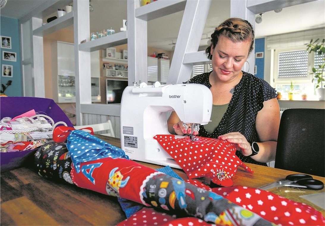 Aus drei Stücken Stoff hat Melanie Daiß eine kunterbunte Schultüte mit Weltraum-Motiven und Namenszug genäht. Foto: A. Becher