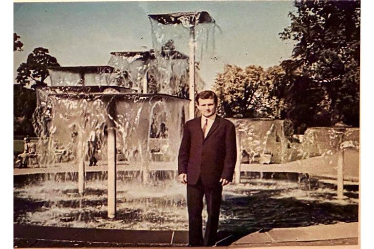 Aus einem Familienalbum: Rıza, ein türkischer „Gastarbeiter“ in den 1960er Jahren vor dem Fitz-Faller-Brunnen, der damals noch im Mittleren Schlossgarten stand.