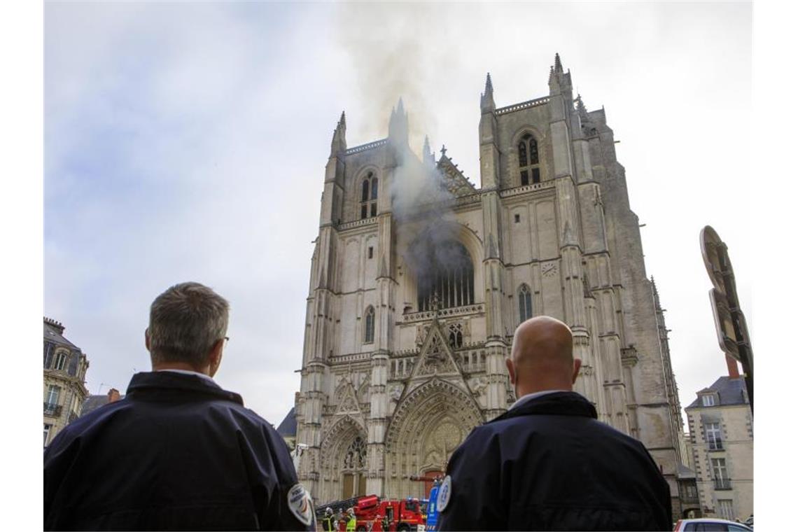 Aus einem Fenster der Kathedrale Saint-Pierre-et-Saint-Paul steigt Rauch auf. Foto: Laetitia Notarianni/AP/dpa