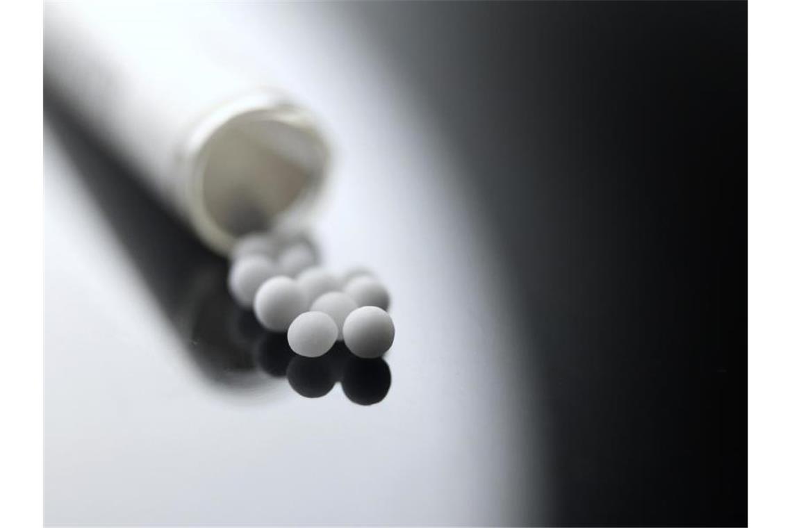 DHU vertreibt mehr als neun Milliarden Kügelchen Aus einem Röhrchen geschüttete homöopathische Globuli. Foto: Karl-Josef Hildenbrand/dpa/Symbolbild