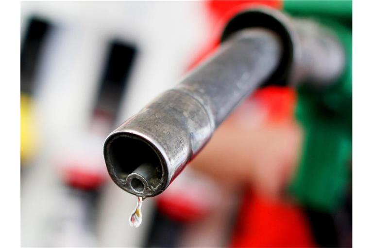 Aus einem Tankrüssel an einer Tankstelle tropft Benzin. Foto: Oliver Berg