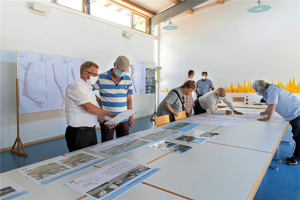 Aus erster Hand: Bürgermeister Uwe Bossert (links) erläutert die Planung zur Sanierung der Ortsdurchfahrt Spiegelberg. Foto: J. Fiedler