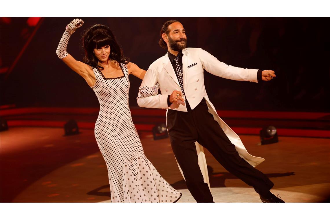Aus gesundheitlichen Gründen ist Esther Schweins (l.) vorzeitig raus aus der Show. (Archivbild)