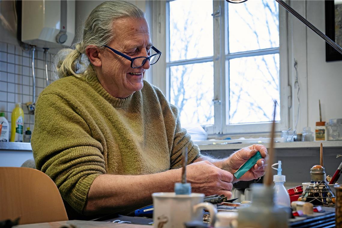 Aus Glas gestaltet Jo Nagel verschiedene Skulpturen und Gegenstände.