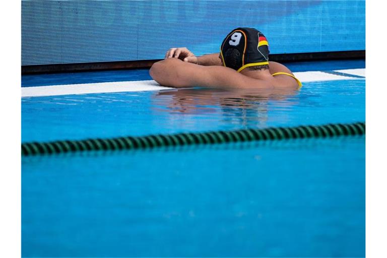 Aus im WM-Viertelfinale gegen Kroatien: Marko Stamm aus Deutschland stützt sich nach dem Spielende am Beckenrand ab. Foto: Bernd Thissen