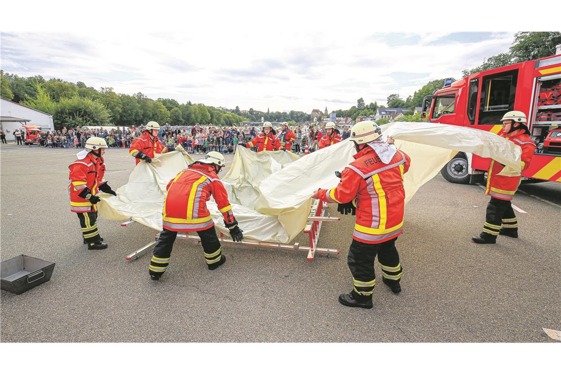 Aus Leiterteilen und Planen errichten die Feuerwehrleute bei der Schauübung eine Notdekontaminierungsstelle. Fotos: A. Becher