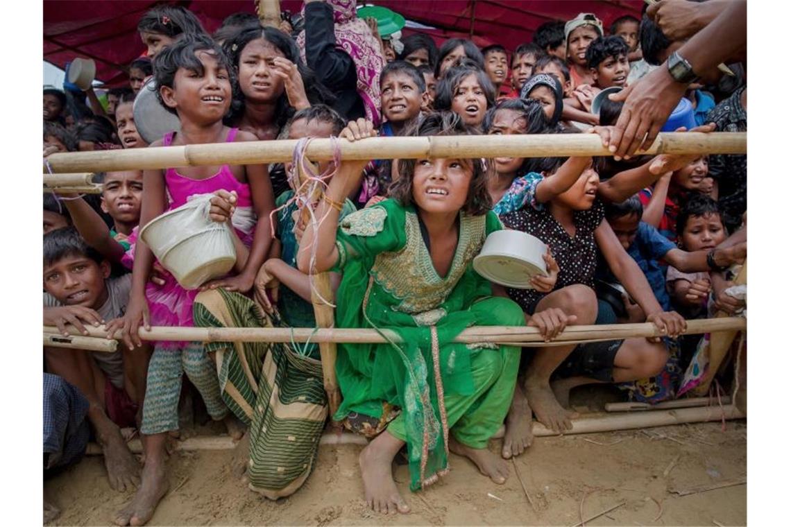 US-Regierung stuft Gräueltaten in Myanmar als Genozid ein Aus Myanmar vertriebene Kinder der Rohingya warten in einem Flüchtlingslager in Bangladesch auf Nahrungsmittel. Foto: Dar Yasin/AP/dpa