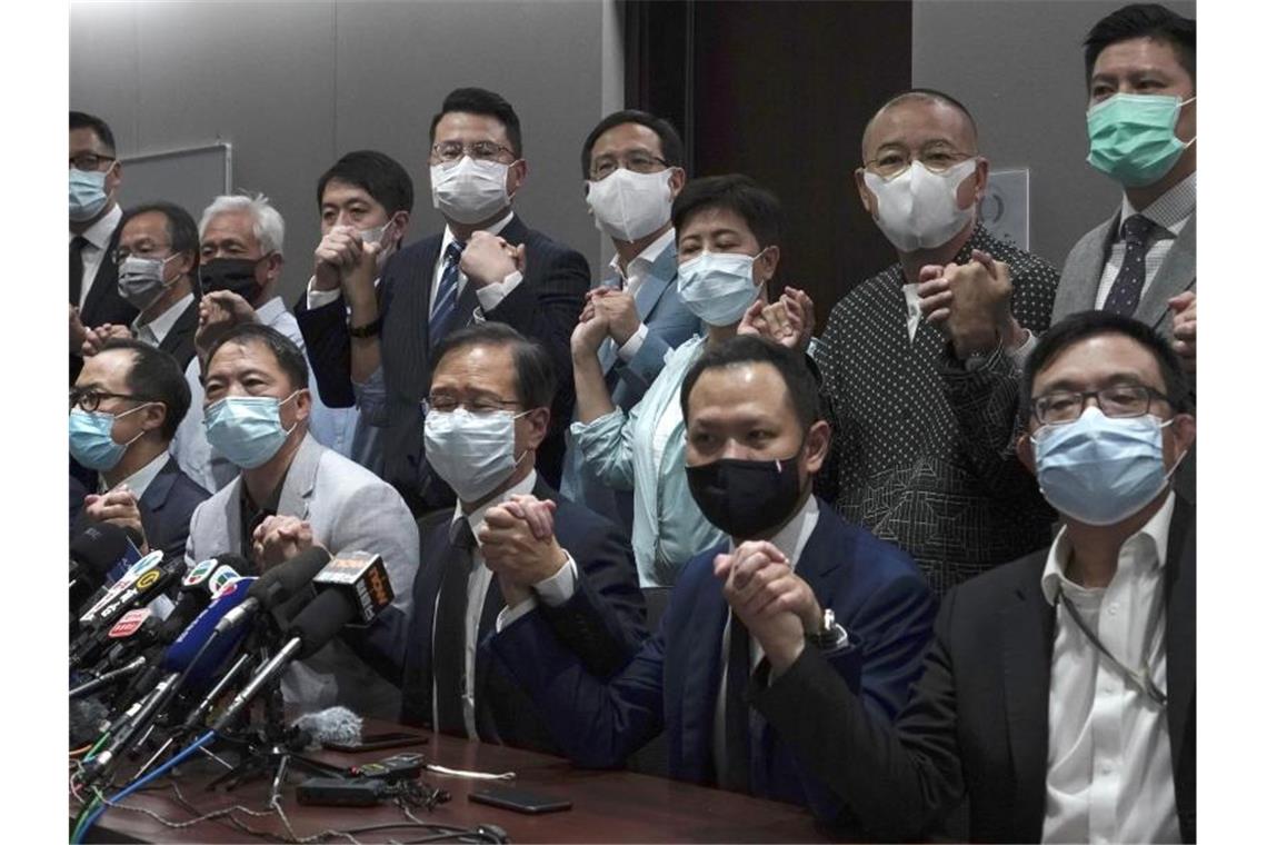 Aus Protest gegen den Rauswurf von vier Abgeordneten aus dem Hongkonger Parlament haben ein Großteil der Mitglieder des demokratischen Lagers ihren Rücktritt angekündigt. Foto: Vincent Yu/AP/dpa