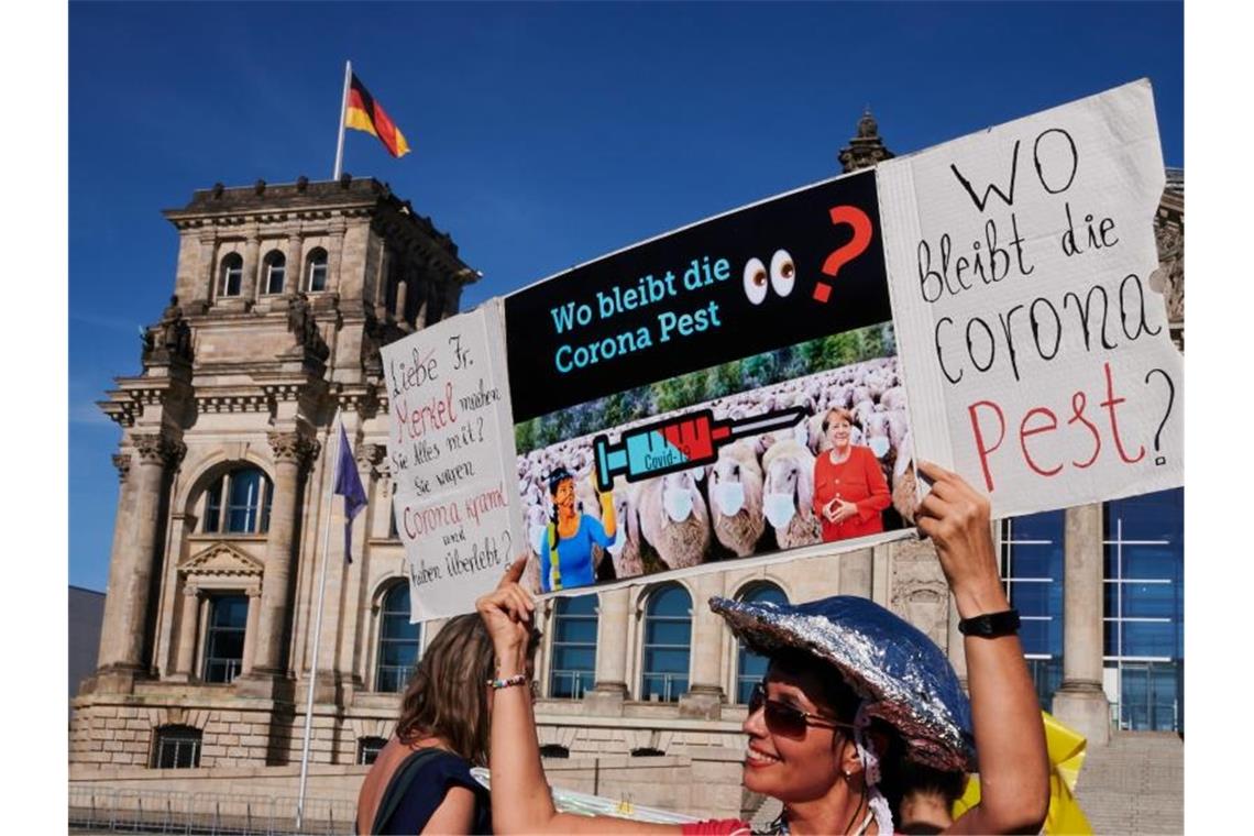 Aus Protest gegen die Einschränkungen in der Corona-Krise gingen in Berlin Tausende Menschen auf die Straße. Foto: Annette Riedl/dpa