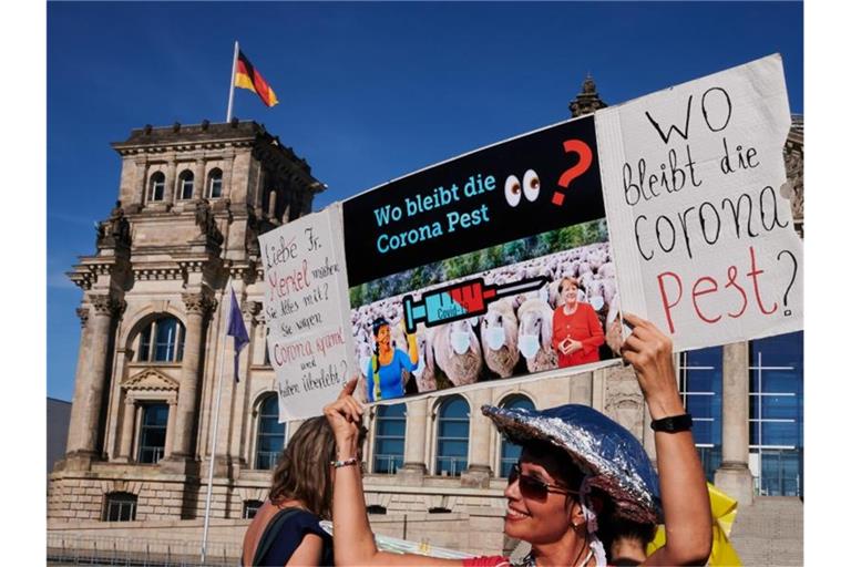 Aus Protest gegen die Einschränkungen in der Corona-Krise gingen in Berlin Tausende Menschen auf die Straße. Foto: Annette Riedl/dpa