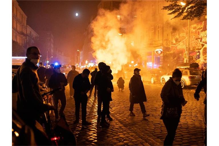 Aus Protest gegen die Räumung des Wagencamps „Köpi-Platz“ in Berlin sind am Freitagabend in Hamburg nach Polizeiangaben etwa 500 Demonstranten aus der linksautonomen Szene auf die Straße gegangen. Foto: Jonas Walzberg/dpa