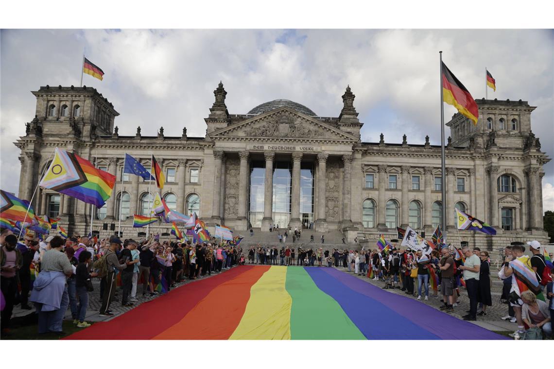 Aus Protest wurde am Freitag eine XXL-Regenbogenflagge vor dem Recihstagsgebäude ausgerollt.