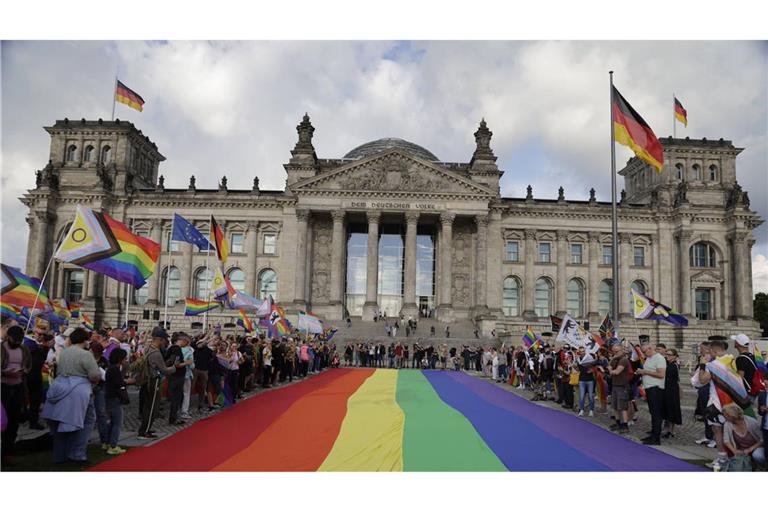 Aus Protest wurde am Freitag eine XXL-Regenbogenflagge vor dem Recihstagsgebäude ausgerollt.