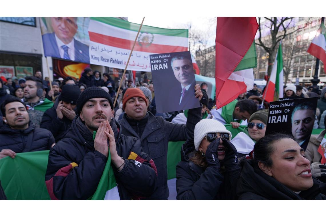 Aus Solidarität mit den Demonstranten im Iran gingen auch in Berlin und Frankfurt am Main Menschen auf die Straße.