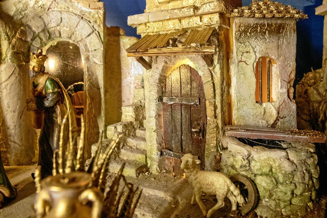 Golden schimmert das Morgenland Aus Zimtstangen, Zahnstochern und Kork wird Baumaterial für Dächer und Fenstergitter.