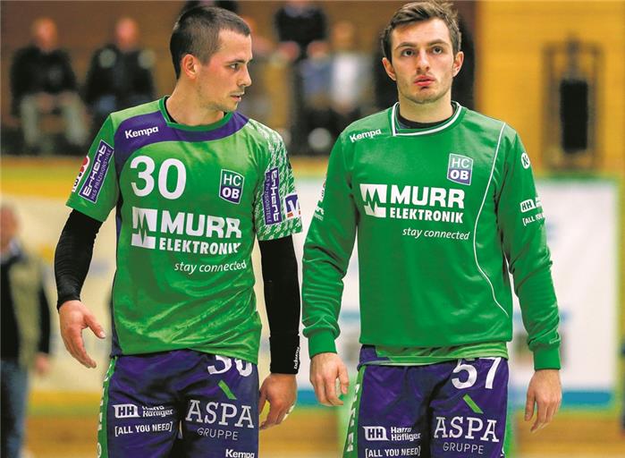 Aus zwei mach eins: Philipp Maurer (links), der sich am Daumen verletzt hat und auf die ohnehin schon lange Ausfallliste des HCOB noch dazugekommen ist, sowie Lukas Köder, der nun die nächsten Wochen auf der Rechtsaußenposition ohne große Unterstützung sein wird. Foto: A. Becher