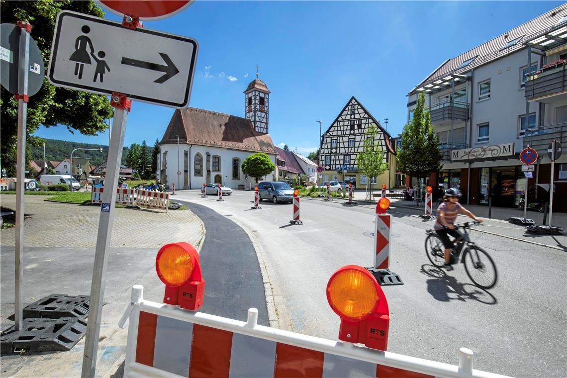 Ausbau des Glasfasernetzes in Allmersbach im Tal (hier: die Allmersbacher Ortsmitte): Die Baumaßnahmen werden insgesamt voraussichtlich bis Mitte August vollständig abgeschlossen sein. Rund 2500 Haushalte verfügen dann über schnelles Internet. Foto: A. Becher