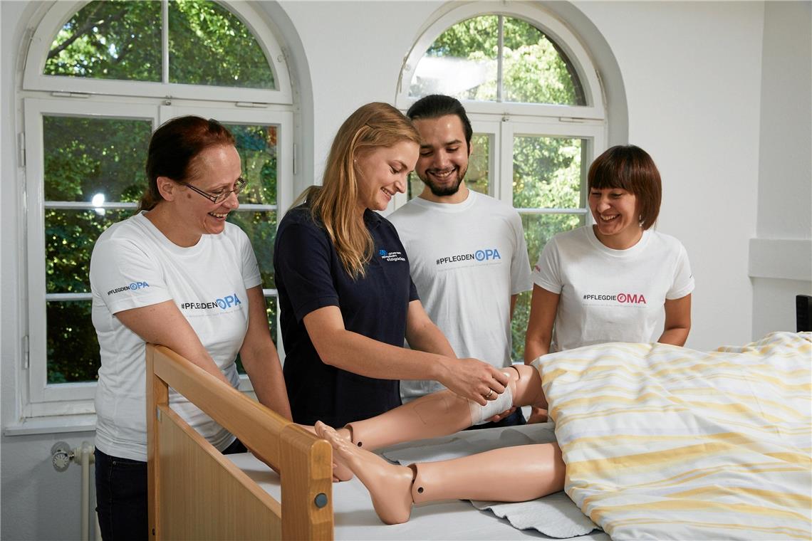 Ausbildung an der Evangelischen Pflegeschule Backnang im Staigacker. Bisher wurden hier Altenpfleger ausgebildet, künftige Absolventen müssen sich auch in der Kranken- und Kinderkrankenpflege auskennen. Foto: Stiftung Altenheime Backnang und Wildberg