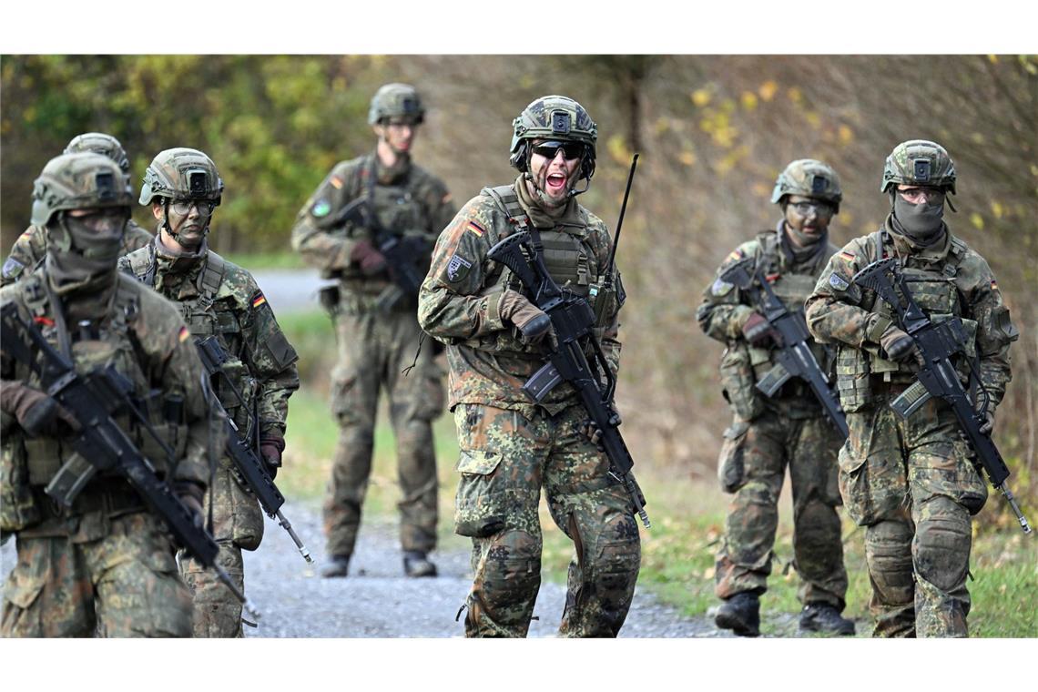 Ausbildung bei der Bundeswehr: Nur wenn sich nicht genug Freiwillige finden, kann eine Pflicht zum Dienst folgen.