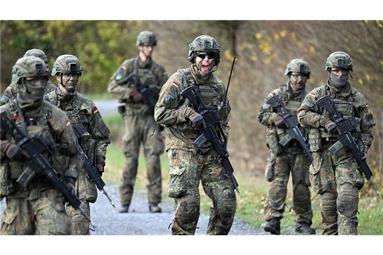 Ausbildung bei der Bundeswehr: Nur wenn sich nicht genug Freiwillige finden, kann eine Pflicht zum Dienst folgen.