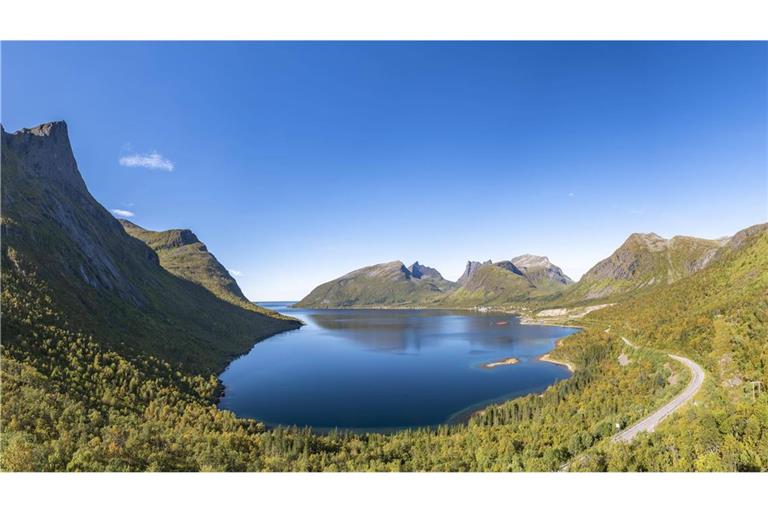 Ausblick auf  den Fjord Bergsbotn bei der Insel Senja in der norwegischen Region Troms.