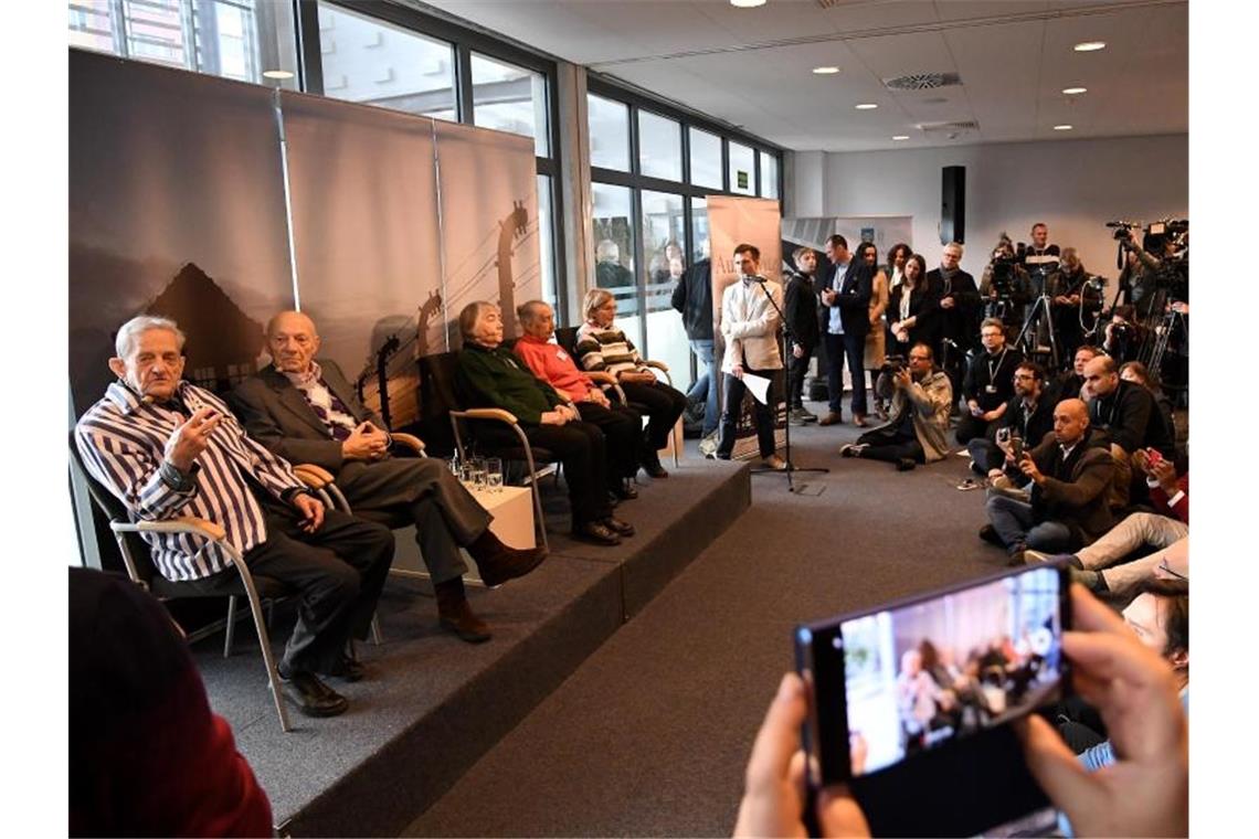 Auschwitz-Überlebende treffen sich vor der Gedenkfeier anlässlich des 75. Jahrestags der Befreiung des Konzentrationslagers in Oswiecim. Foto: Jacek Bednarczyk/PAP/dpa