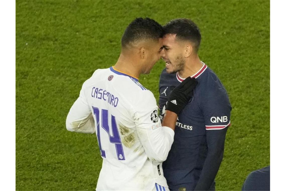 PSG dank Mbappé auf Kurs Viertelfinale - Kantersieg für City Auseinandersetzung von PSG-Spieler Leandro Paredes (r) mit Casemiro (l) von Real Madrid. Foto: Francois Mori/AP/dpa