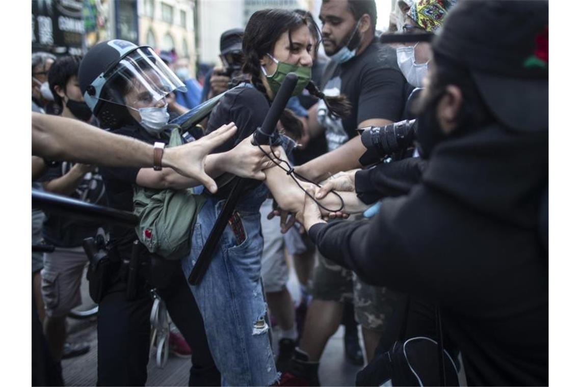 Auseinandersetzungen zwischen Polizisten und Demonstranten in New York. Foto: Wong Maye-E/AP/dpa