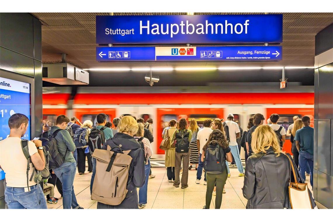 Ausfallende Züge, ausufernder Schienenersatzverkehr: den Fahrgästen der S-Bahn Stuttgart wird einiges zugemutet.