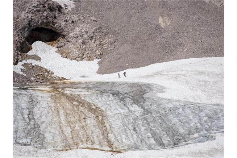 Ausflügler auf der Zugspitze bei einem Spaziergang über den Gletscher in Garmisch-Partenkirchen. Foto: Sven Hoppe/dpa/Archiv