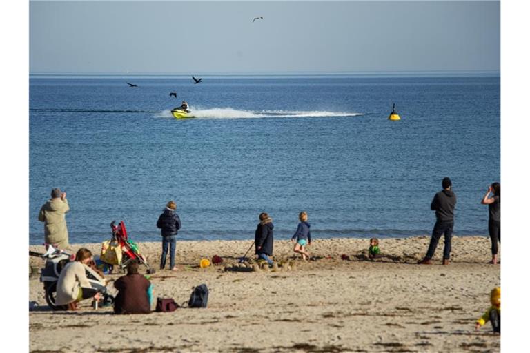 Ausflügler entspannen bei frühlingshaften Temperaturen am Timmendorfer Strand. Dieser Winter hat neue Wärmerekorde aufgestellt. Foto: Gregor Fischer/dpa