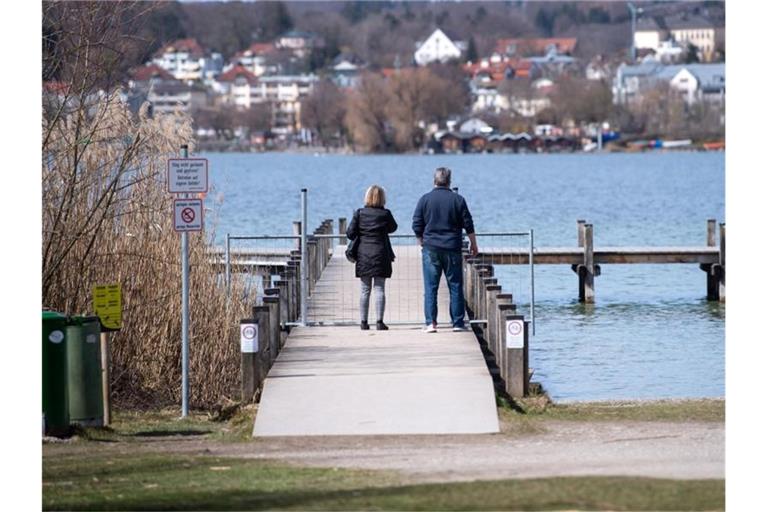 Ausflügler genießen am Starnberger See die milden Temperaturen. Foto: Sven Hoppe/dpa