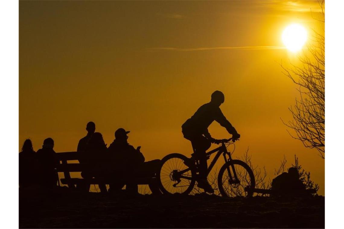 Regierung ruft zu Einhaltung der Kontaktverbote auf Ausflügler genießen den Sonnenuntergang auf dem Feldbergplateau im Taunus. Foto: Boris Roessler/dpa