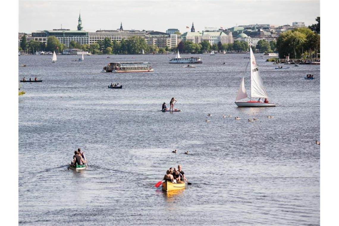 Meteorologen erwarten bislang wärmsten Tag des Jahres Ausflügler sind bei angenehmen Pfingswetter auf der Außenalster unterwegs. Foto: Daniel Bockwoldt/dpa