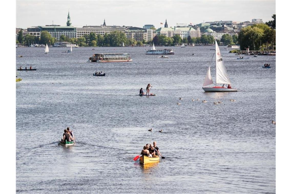 Ausflügler sind bei angenehmen Pfingswetter auf der Außenalster unterwegs. Foto: Daniel Bockwoldt/dpa