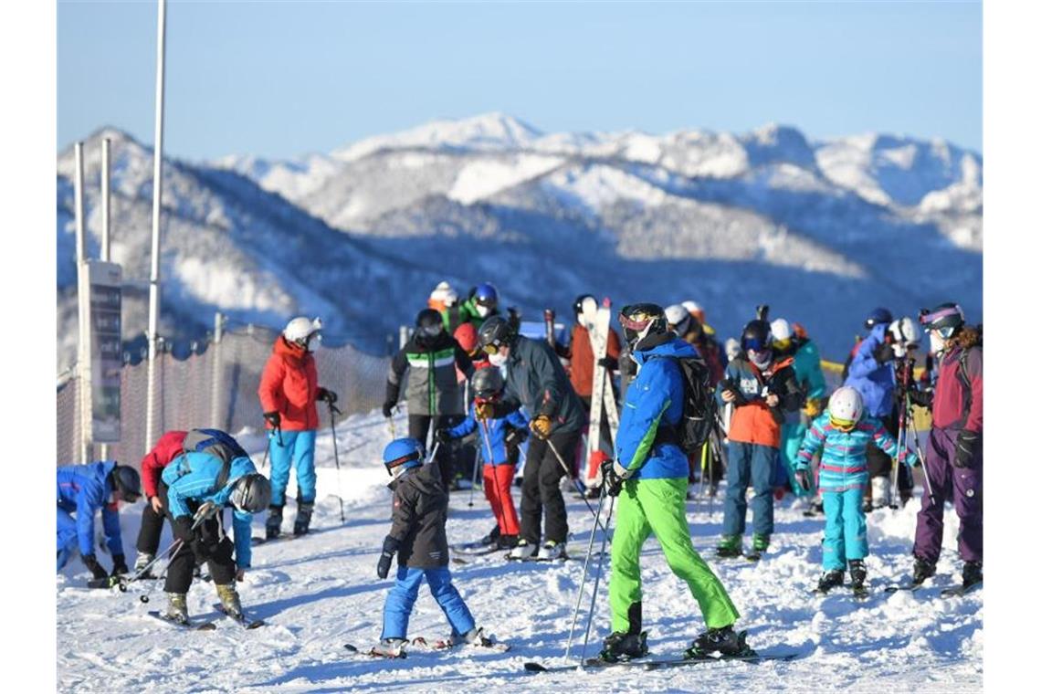 Ausflügler sind zum Skifahren auf dem Kasberg unterwegs. Am Wochenende gab es bei strahlendem Sonnenschein teils so große Verkehrsstaus, dass einige die Notbremse zogen und den Zutritt sperrten. Foto: Wolfgang Spitzbart/APA/dpa