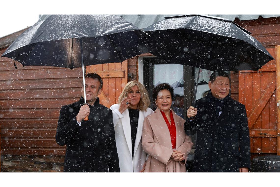 Ausflug bei Wind und Wetter: Der französische Präsident Emmanuel Macron und seine Frau Brigitte empfangen den chinesischen Präsident Xi Jinping sowie seine Frau Peng auf einem abgelegenen Bergpass in den Pyrenäen zu einem privaten Treffen.
